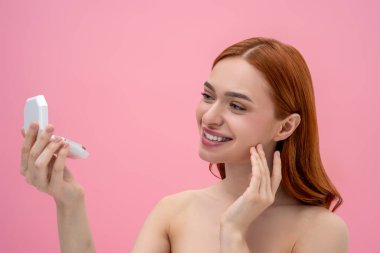 Kozmetik. Elinde yüz pudrasıyla gülümseyen genç bir kadının portresi.