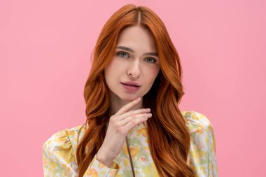 Huzurlu bir ruh hali. Kızıl, uzun saçlı, sakin ve huzurlu görünen genç bir kadın.