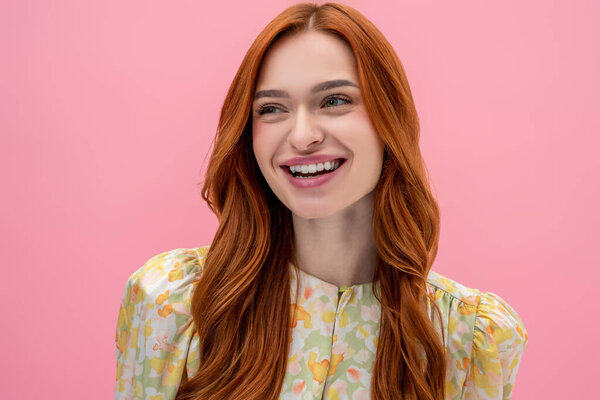 Красивая женщина. Длинноволосая кавказская молодая женщина улыбается и выглядит счастливой и расслабленной.