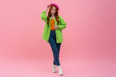 Kendine güven. Parlak elbiseli, kendine güvenen genç bir kadın.