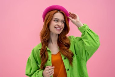 Güzel kadın. Pembe bereli ve parlak elbiseli kendine güvenen genç bir kadın.