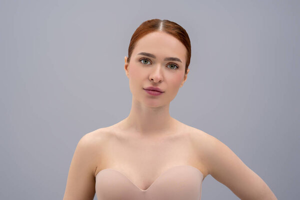 Красивая молодая женщина с идеальной кожей изолированы на сером фоне, копировать пространство для рекламы