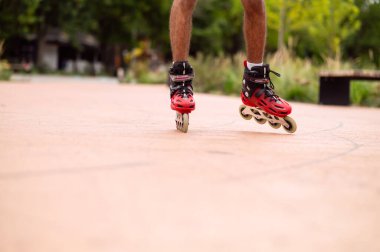 Patenler. Erkek bacaklı sürüşçülerin yakın çekimi