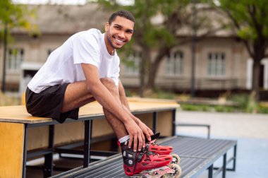 Hobi olarak. Genç adam sürmeden önce kırmızı bigudiler takıyor.