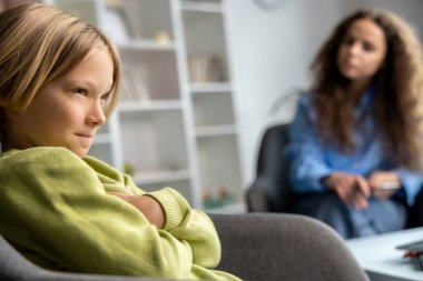 Mutsuz. Sarışın çocuk konuşma terapisi sırasında üzgün ve mutsuz görünüyor.