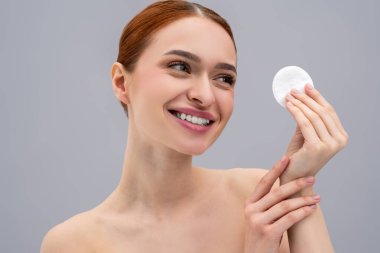 Yüz temizleme. Yüzünü süngerle temizleyen tatlı bir genç kadın.