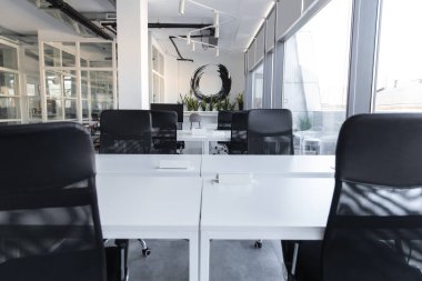 Modern ofis. Modern mobilyaları ve tasarımı olan bir ofis binasının resmi