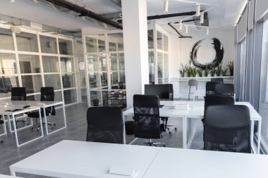 Modern ofis. Modern mobilyaları ve tasarımı olan bir ofis binasının resmi