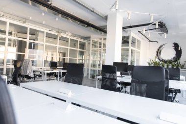 Modern ofis. Modern mobilyaları ve tasarımı olan bir ofis binasının resmi
