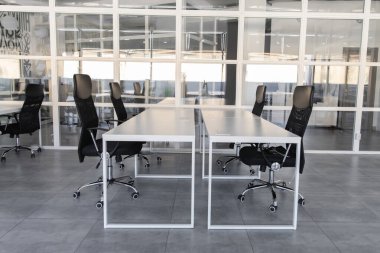 Çalışma alanı. Çağdaş mobilyalarla modern ofiste çalışma alanı