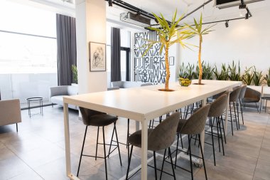 Modern ofis. Modern mobilyaları ve tasarımı olan bir ofis binasının resmi