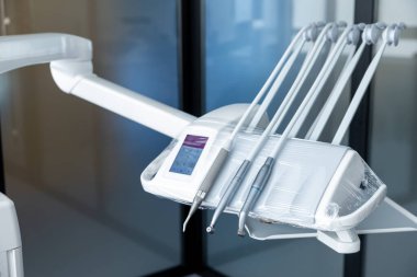 Diş hekimleri ofisinde farklı diş aletleri ve aletleri