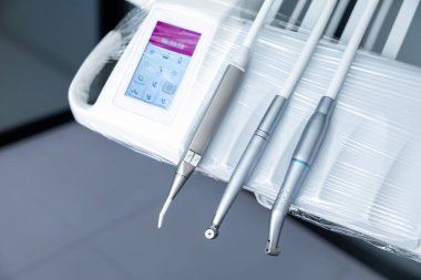 Diş hekimleri ofisinde farklı diş aletleri ve aletleri