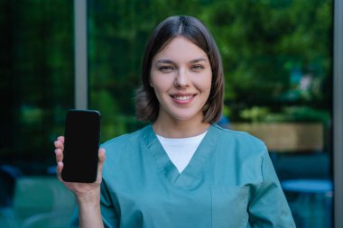 Telefon var. Elinde telefon olan kadın bir doktorun beline.
