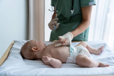 Kadın doktor, enfeksiyondan korunmak için aşı sırasında aşıyla şırınga kullanıyor.