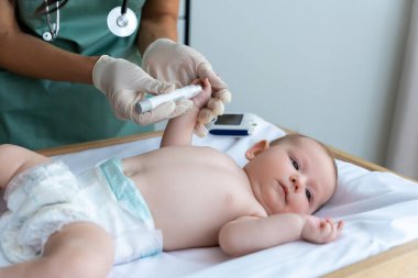 Yeni doğan bebeklerin kan şekeri seviyelerini hastanede kontrol eden tanınmayan bir doktor.