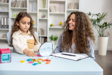 İşteki doktor. Yakışıklı genç bir konuşma terapisti güzel bir kızla çalışıyor.