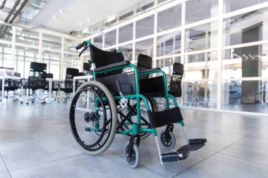 Engelli işçiler için boş tekerlekli sandalye tıbbi ekipmanlarıyla modern ofis içi