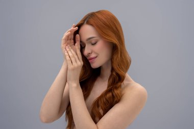 Yumuşaklık. Genç, tatlı bir kadın usulca gülümsüyor ve mutlu görünüyor.