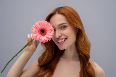 Kadınlık. Elinde pembe bir çiçekle çok tatlı bir genç kadın.