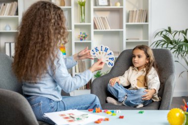 Konuşma terapisi. Uzun saçlı, tatlı bir kızla çalışan bir konuşma terapisti.