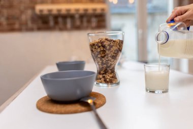 Servis masası. Kahvaltı için servis edilen bir masayı kapat.