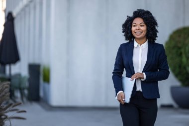 Zarif kadın. Dizüstü bilgisayarı olan şık görünümlü bir iş kadını.