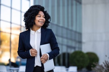 İş yerinde. İş merkezi geçmişinde dizüstü bilgisayarı olan iş kadını.