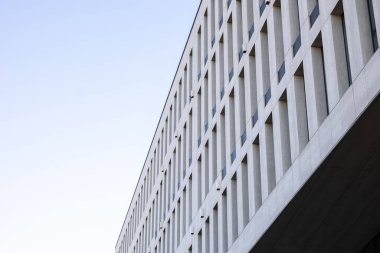 İnşaat bölümü. Gökyüzü arkaplanındaki bir binanın bir bölümünü kapat