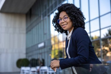 Kahve molası. Esmer iş kadını iş merkezinin yakınında kahve içiyor.