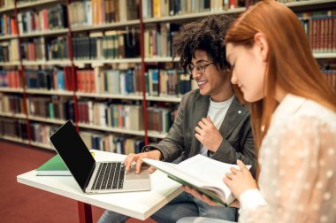 Kütüphanedeki kızıl kız. Arkadaşlarıyla kütüphanede çalışan kızıl, tatlı bir kız.