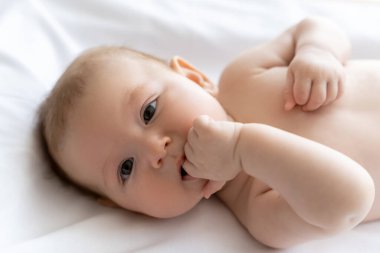 Sevimli yeni doğmuş bebeğinin evde kötü bir şekilde yatması.