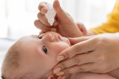 Bebek sever anne, yeni doğmuş çocuğuna bakmak için burun spreyi kullanan tanınmayan bir kadın.