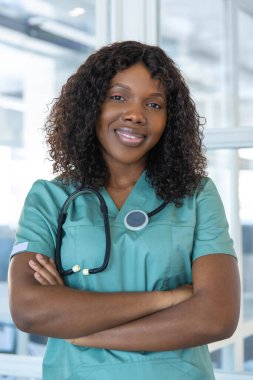 Kadın bir doktor. Kendine güveni tam, Afro-Amerikan, laboratuvar önlüklü genç doktor.