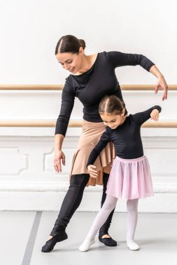 Zarif çocuk ve öğretmen klasik dans dersi sırasında stüdyoda birlikte dans ediyorlar.