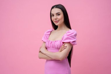 Yavaşlama modu. Pembe elbiseli güzel, uzun saçlı kadın rüya gibi görünüyor.