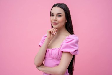 Yavaşlama modu. Pembe elbiseli güzel, uzun saçlı kadın rüya gibi görünüyor.