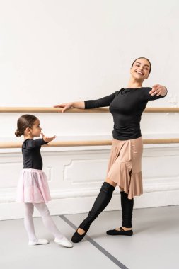 Dans stüdyosundaki deneyimli eğitmeninden bale öğrenen tatlı küçük kız.