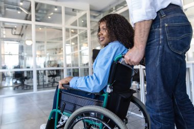 Ofiste çalışan engelli çekici bir kadın profesyonel.