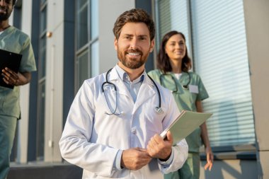 Doktorlar iş başında. Hastanenin yakınındaki laboratuvar önlüklü doktorlar kararlı ve kendinden emin görünüyorlar.