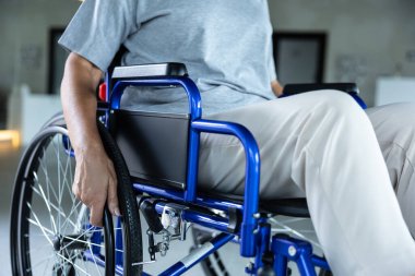 Özürlü biri. Tekerlekli sandalyede oturan bir kadına yaklaş.