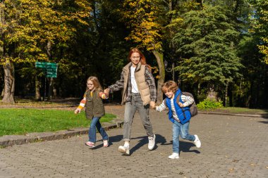Gönüllü ya da kamp öğretmeni çocuklarla parkta vakit geçirip boş vakitlerin tadını çıkarıyor.