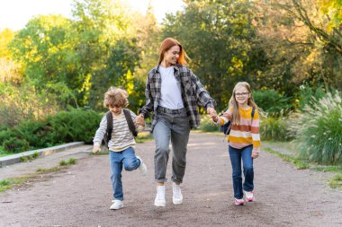Gönüllü ya da kamp öğretmeni çocuklarla parkta vakit geçirip boş vakitlerin tadını çıkarıyor.