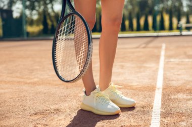 Tenis kortu. Tenis kortlarında egzersiz yapan bayan tenisçi