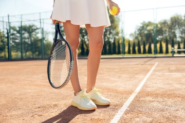 Tenis kortu. Tenis kortlarında egzersiz yapan bayan tenisçi