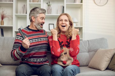 Birliktelik. Mutlu, olgun bir çift evde birlikte iyi vakit geçiriyor.