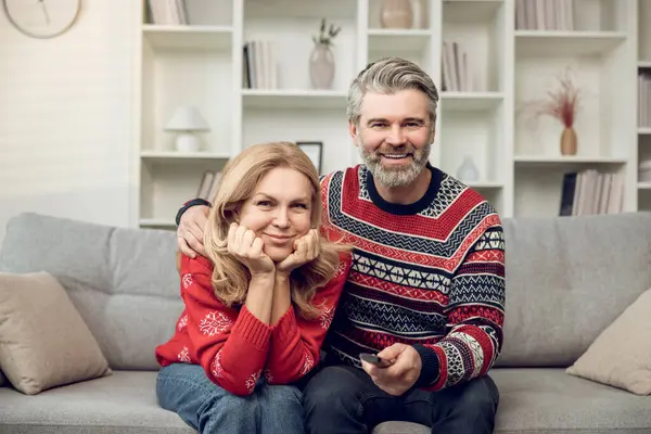 Birliktelik. Mutlu, olgun bir çift evde birlikte iyi vakit geçiriyor.