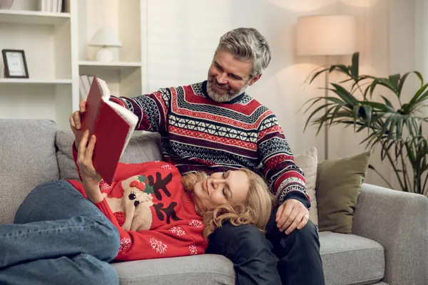 Birliktelik. Mutlu, olgun bir çift evde birlikte iyi vakit geçiriyor.