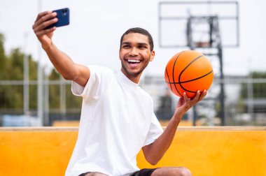 Selfie. Mutlu genç sporcu özçekim yapıyor ve heyecanlı görünüyor.