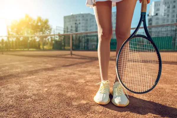 Tenis mi? Tenis kortunda beyaz gömlekli bayan tenisçi.